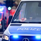 Ein Polizeiauto und ein Rettungswagen mit Blaulicht. Am Rheinufer in Köln hat sich ein schwerer Unfall ereignet. (Symboldbild)