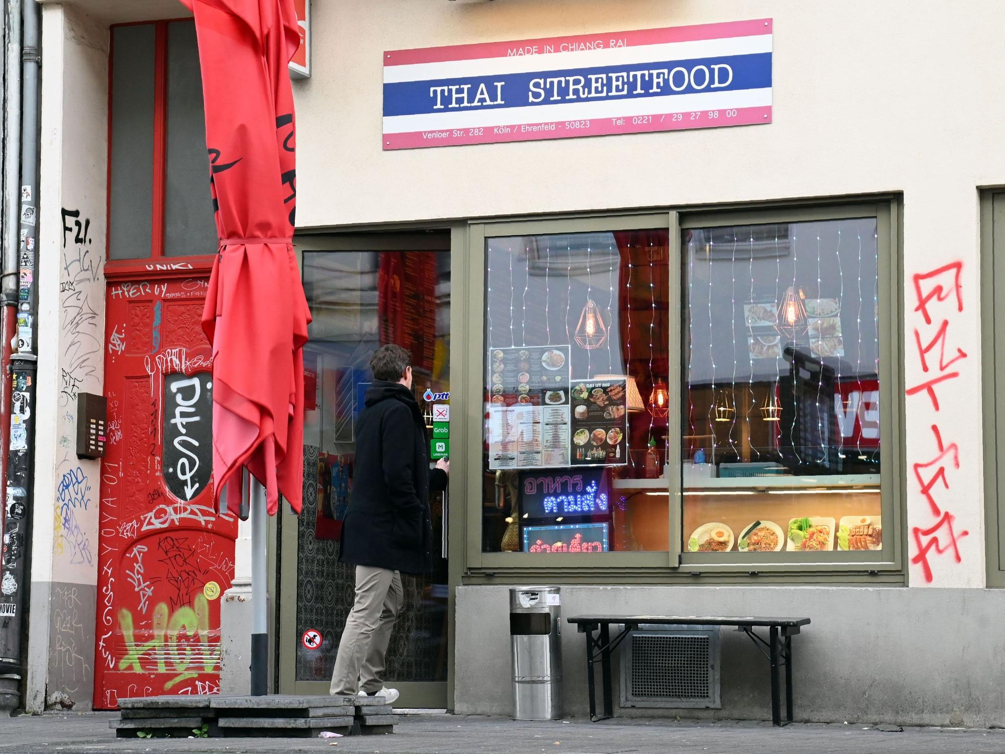 Eingang und Fassade des Lokals sind zu sehen. Ein Mann ist im Begriff, einzutreten.