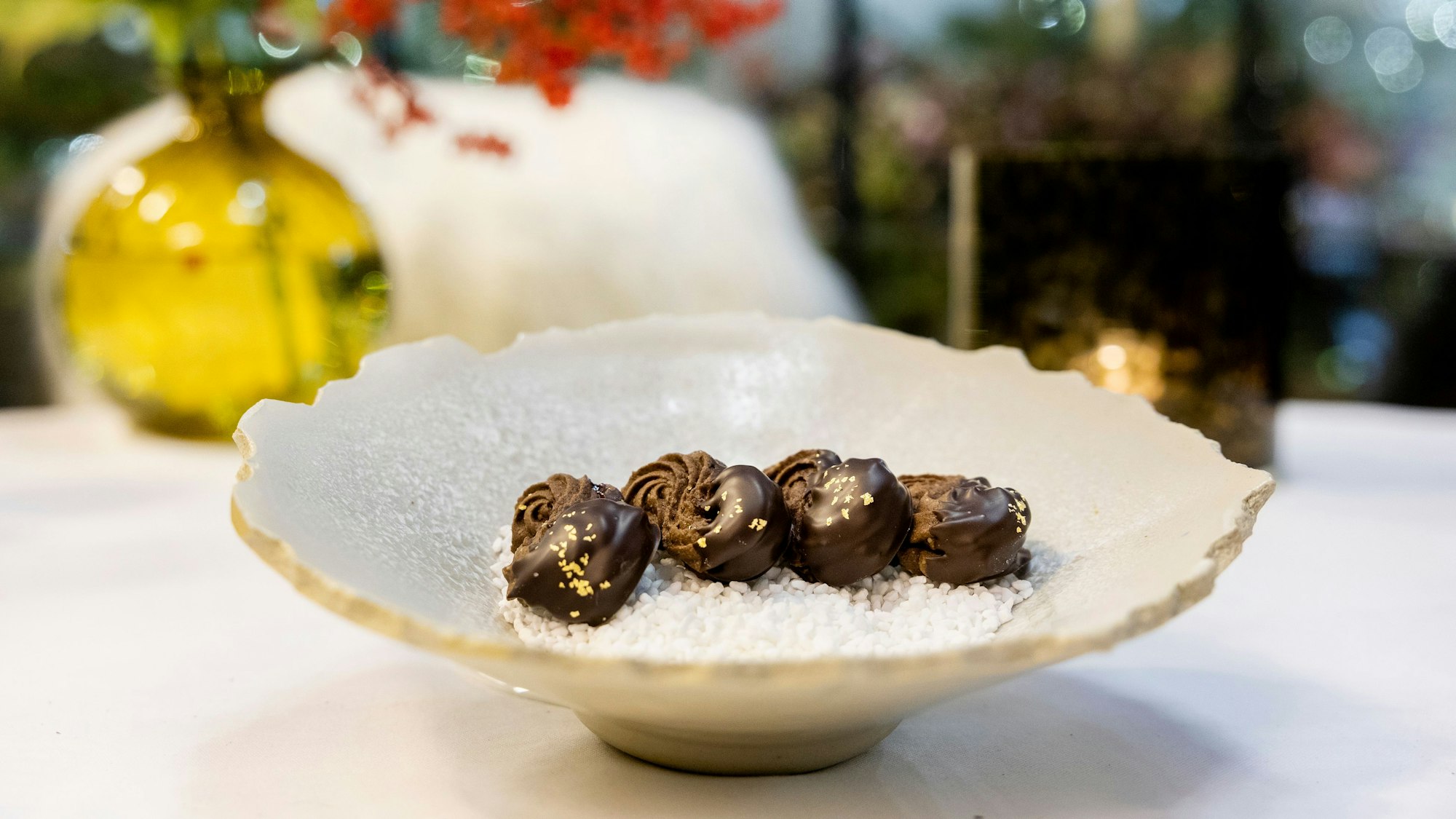 Schokoladen-Spritzgebäck mit roten Johannisbeeren