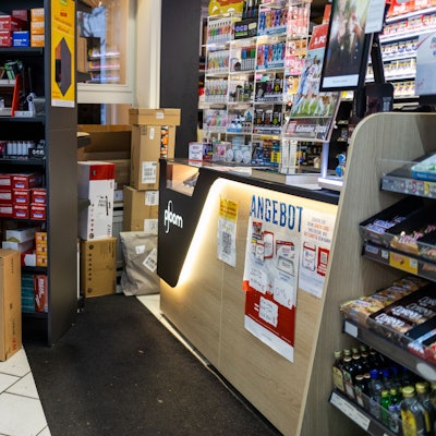 Pakete vor der Theke eines Kiosks.