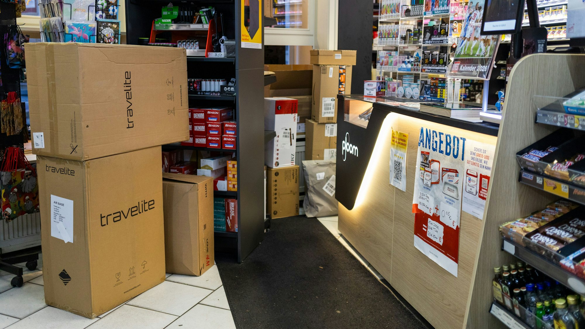 Pakete vor der Theke eines Kiosks.