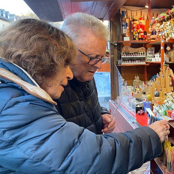 Zu sehen sind eine Frau und ein Mann, die bunte Räucherstäbchen betrachten.