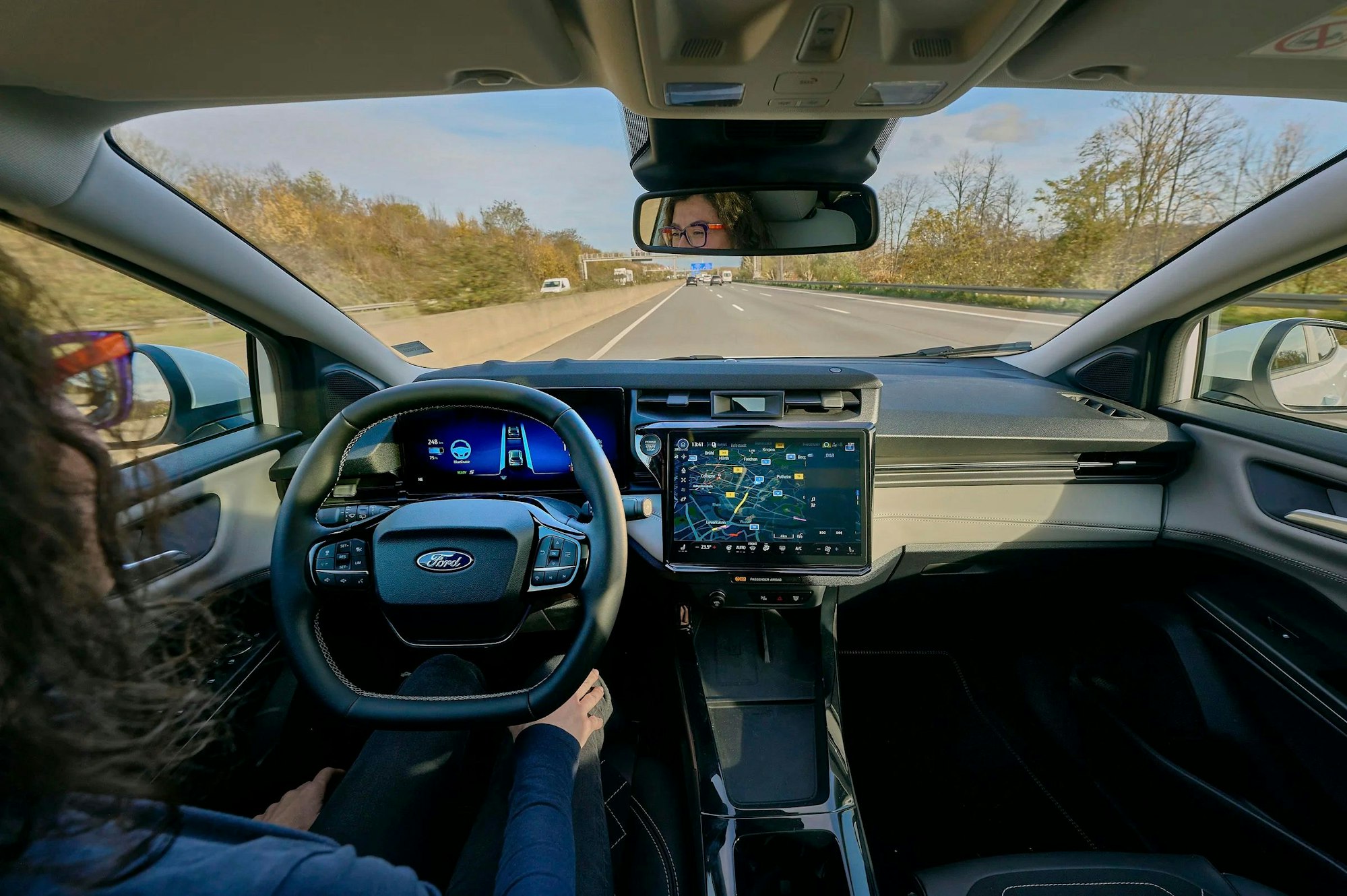 Das Bild zeigt das Cockpit eines Ford-Wagens