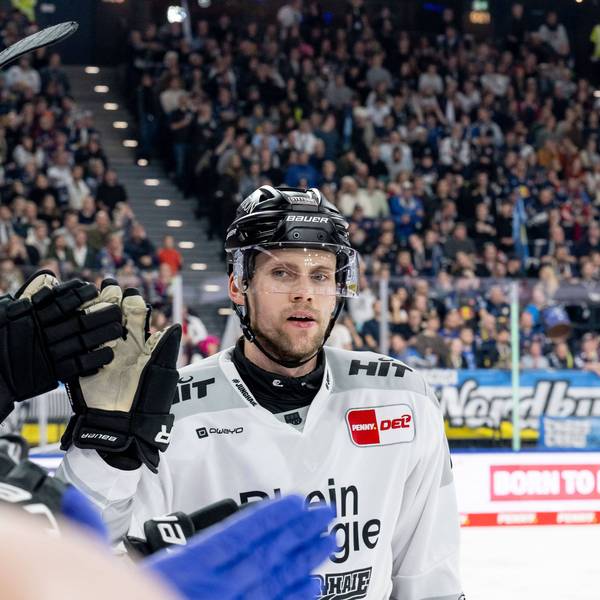 Dominik Bokk Koelner Haie, 78 beim Abklatschen an der Bank nach seinem Tor zum 0:1 GER, EHC Red Bull Muenchen vs. Koelner Haie, Eishockey, DEL, 27. Spieltag, Saison 2025/2026, 10.12.2025. GER, EHC Red Bull Muenchen vs. Koelner Haie, Eishockey, DEL, 27. Spieltag, Saison 2025/2026, 10.12.2025. Muenchen *** Dominik Bokk Koelner Haie, 78 clapping off at the bench after his goal for 0 1 GER, EHC Red Bull Muenchen vs Koelner Haie, Ice Hockey, DEL, Matchday 27, Season 2025 2026, 10 12 2025 GER, EHC Red Bull Muenchen vs Koelner Haie, Ice Hockey, DEL, Matchday 27, Season 2025 2026, 10 12 2025 Muenchen Copyright: xEibner-Pressefoto/HeikexFeinerx EP_HFR