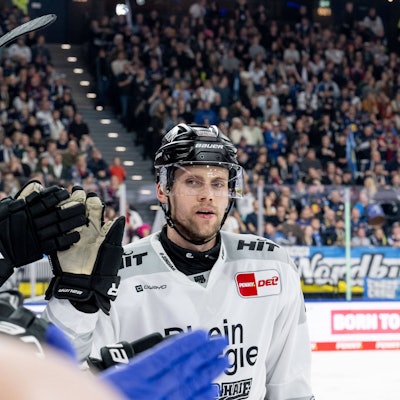 Dominik Bokk Koelner Haie, 78 beim Abklatschen an der Bank nach seinem Tor zum 0:1 GER, EHC Red Bull Muenchen vs. Koelner Haie, Eishockey, DEL, 27. Spieltag, Saison 2025/2026, 10.12.2025. GER, EHC Red Bull Muenchen vs. Koelner Haie, Eishockey, DEL, 27. Spieltag, Saison 2025/2026, 10.12.2025. Muenchen *** Dominik Bokk Koelner Haie, 78 clapping off at the bench after his goal for 0 1 GER, EHC Red Bull Muenchen vs Koelner Haie, Ice Hockey, DEL, Matchday 27, Season 2025 2026, 10 12 2025 GER, EHC Red Bull Muenchen vs Koelner Haie, Ice Hockey, DEL, Matchday 27, Season 2025 2026, 10 12 2025 Muenchen Copyright: xEibner-Pressefoto/HeikexFeinerx EP_HFR