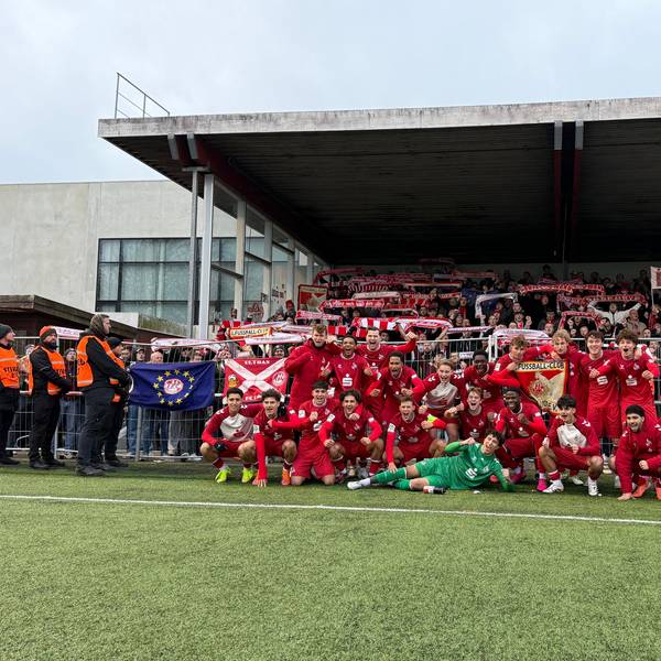 Die A-Junioren des 1. FC Köln feiern den Einzug ins Sechzehntelfinale der Youth League.