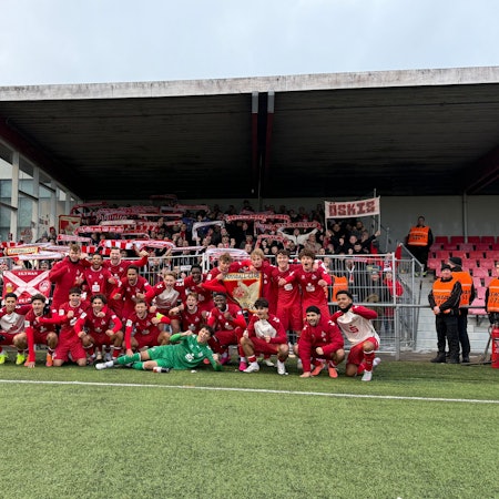 Die A-Junioren des 1. FC Köln feiern den Einzug ins Sechzehntelfinale der Youth League.