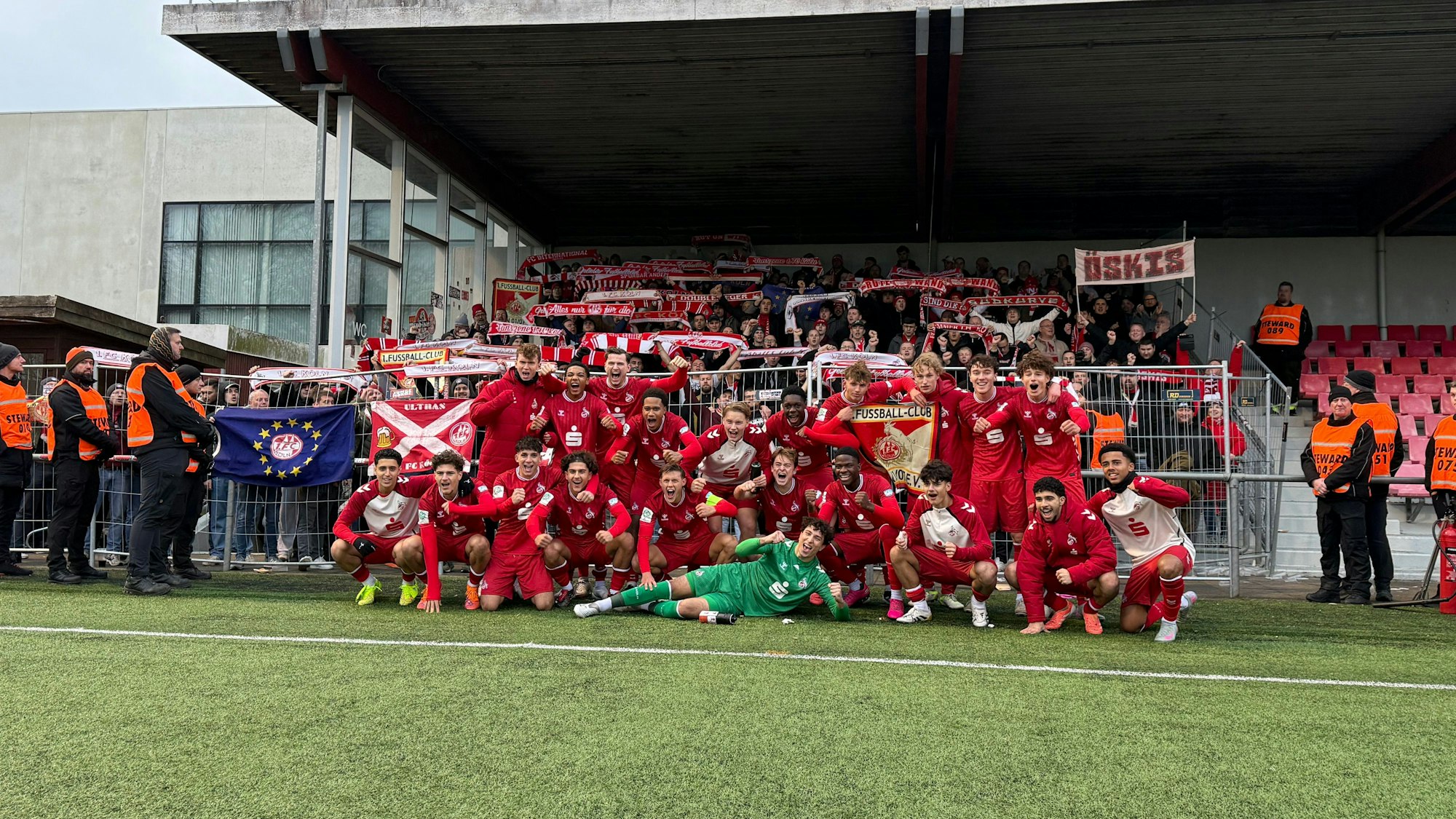 Die A-Junioren des 1. FC Köln feiern den Einzug ins Sechzehntelfinale der Youth League.
