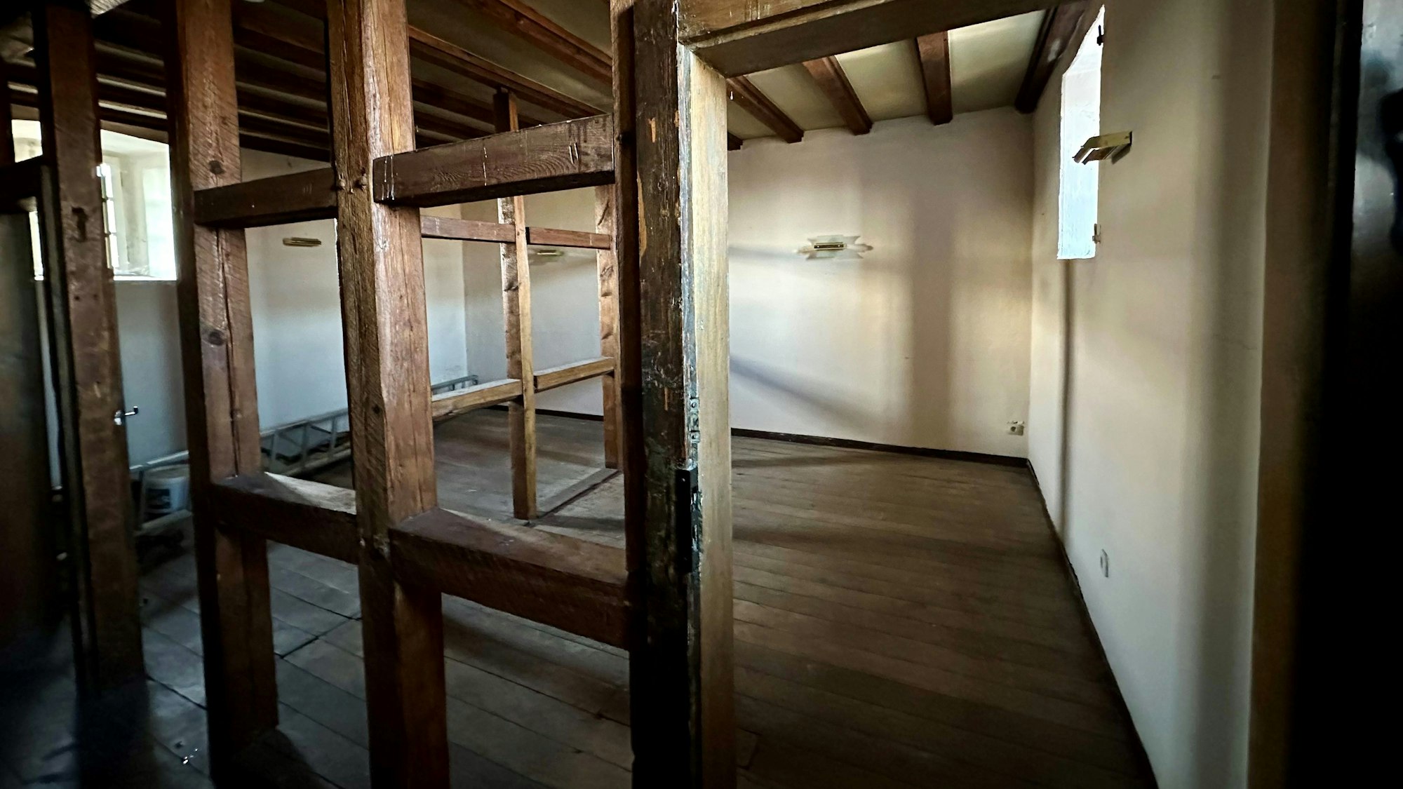 Zu sehen ist ein Raum mit Holzkonstruktionen.