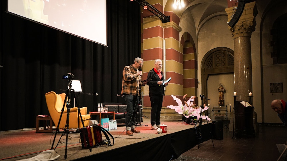Frank Mausbach und Uli Kievernagel auf der Bühne der Kirche St. Michael