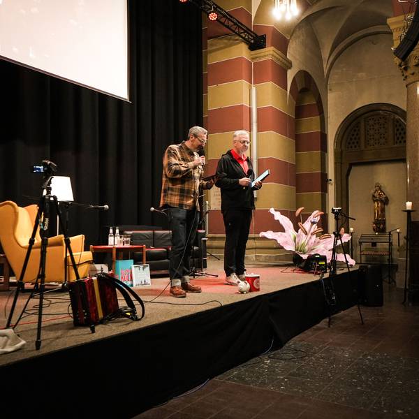Frank Mausbach und Uli Kievernagel auf der Bühne der Kirche St. Michael