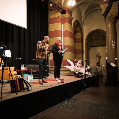 Frank Mausbach und Uli Kievernagel auf der Bühne der Kirche St. Michael