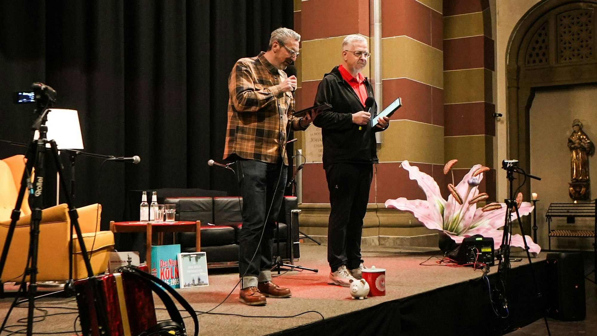 Frank Mausbach und Uli Kievernagel auf der Bühne der Kirche St. Michael