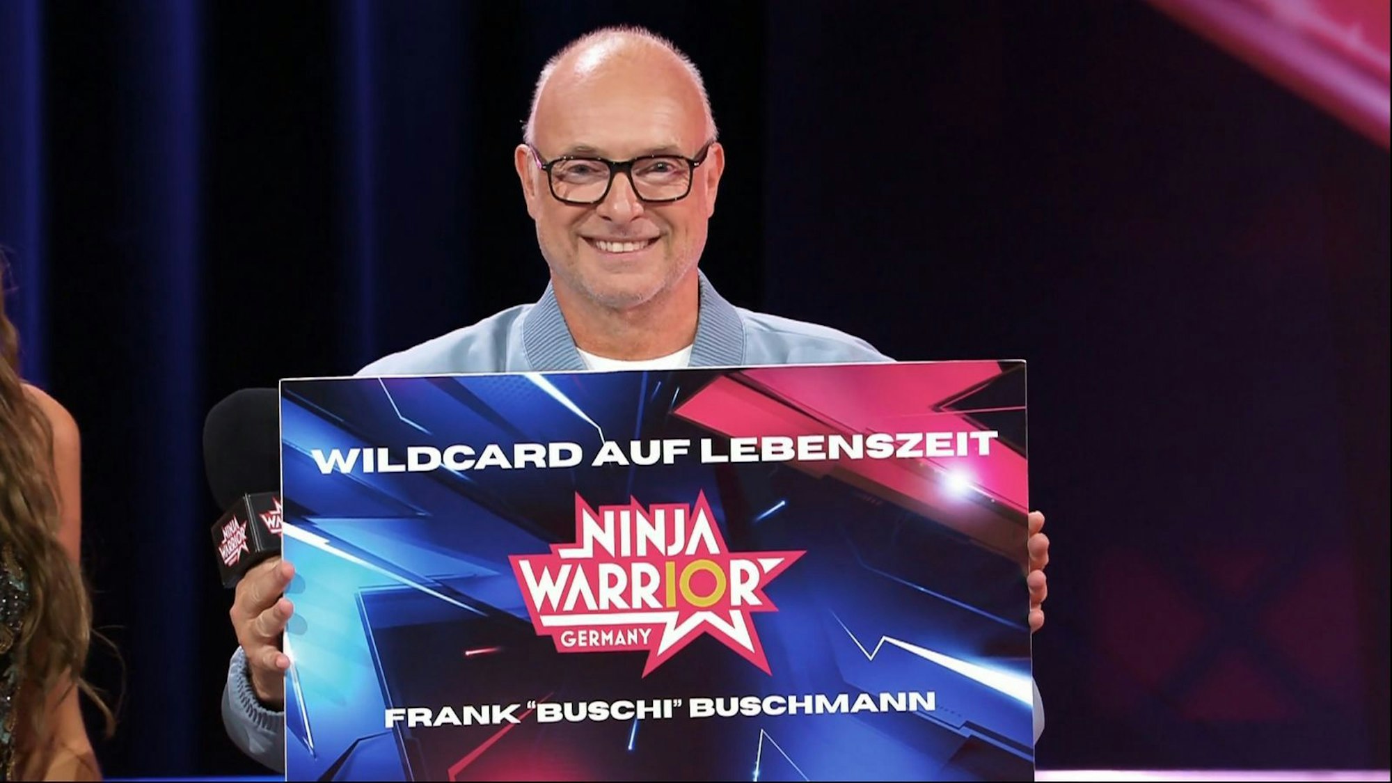 Er darf gerne immer wieder kommen. Deshalb bekam Buschi von Wontorra und Köppen eine „Wildcard auf Lebenszeit“. (Bild: RTL)