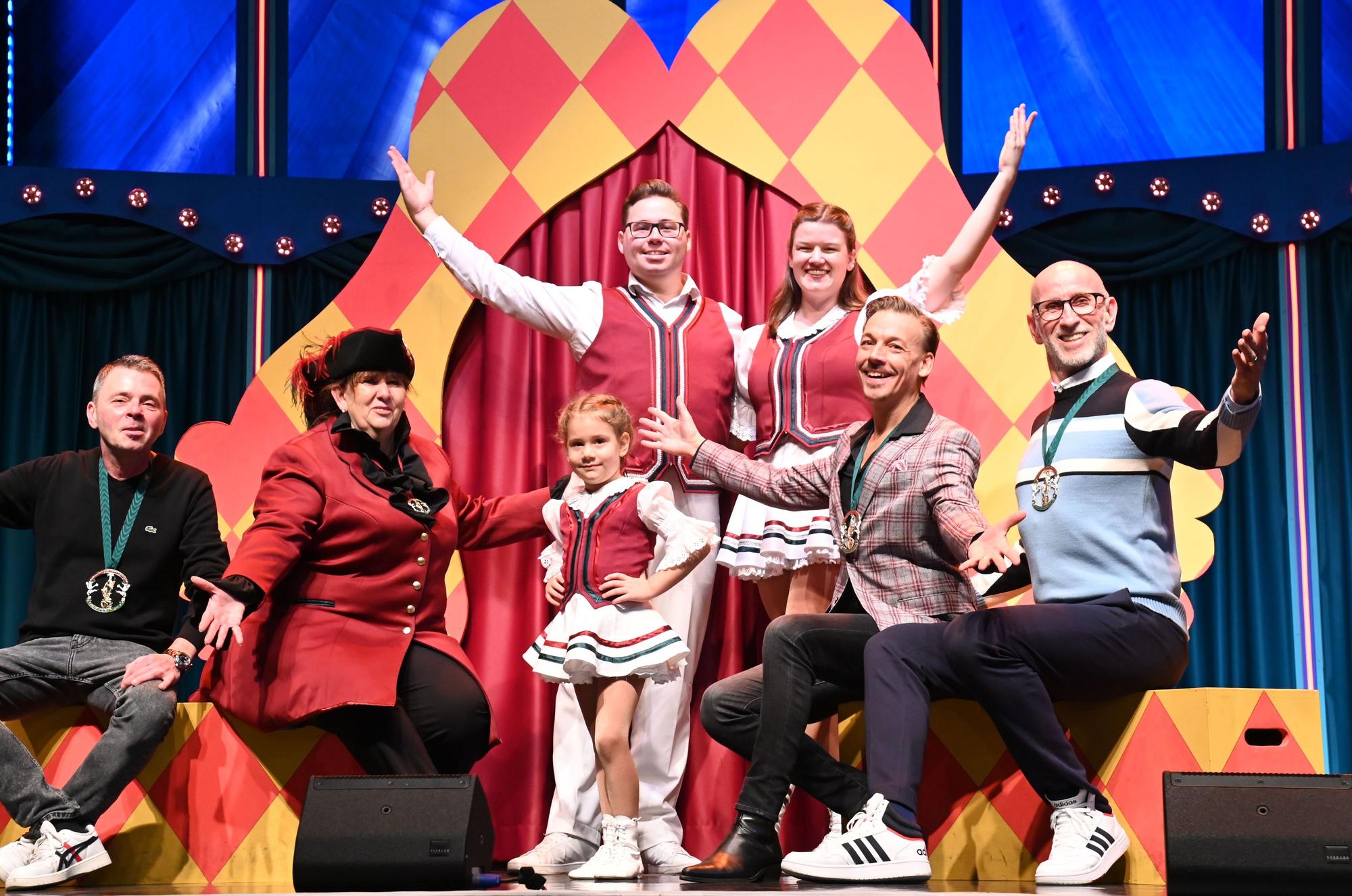 Die Veranstalter (Angela Meis), Ralf Bongartz (hinten re.) und Arne Hoffmann (vorne re.) sowie ein Teil der Darbietenden der Benefiz-Veranstaltung „Flohzirkus – Die Show“ freuen sich auf viele Gäste.