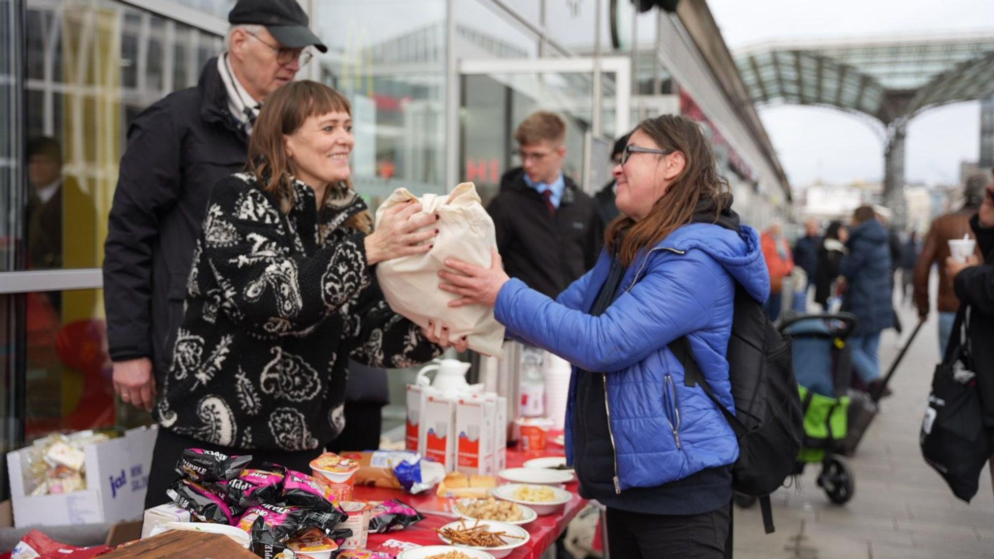 Der Verein „Sei Stark“ verteilt Tüten mit Hygieneprodukten an obdachlose Frauen.