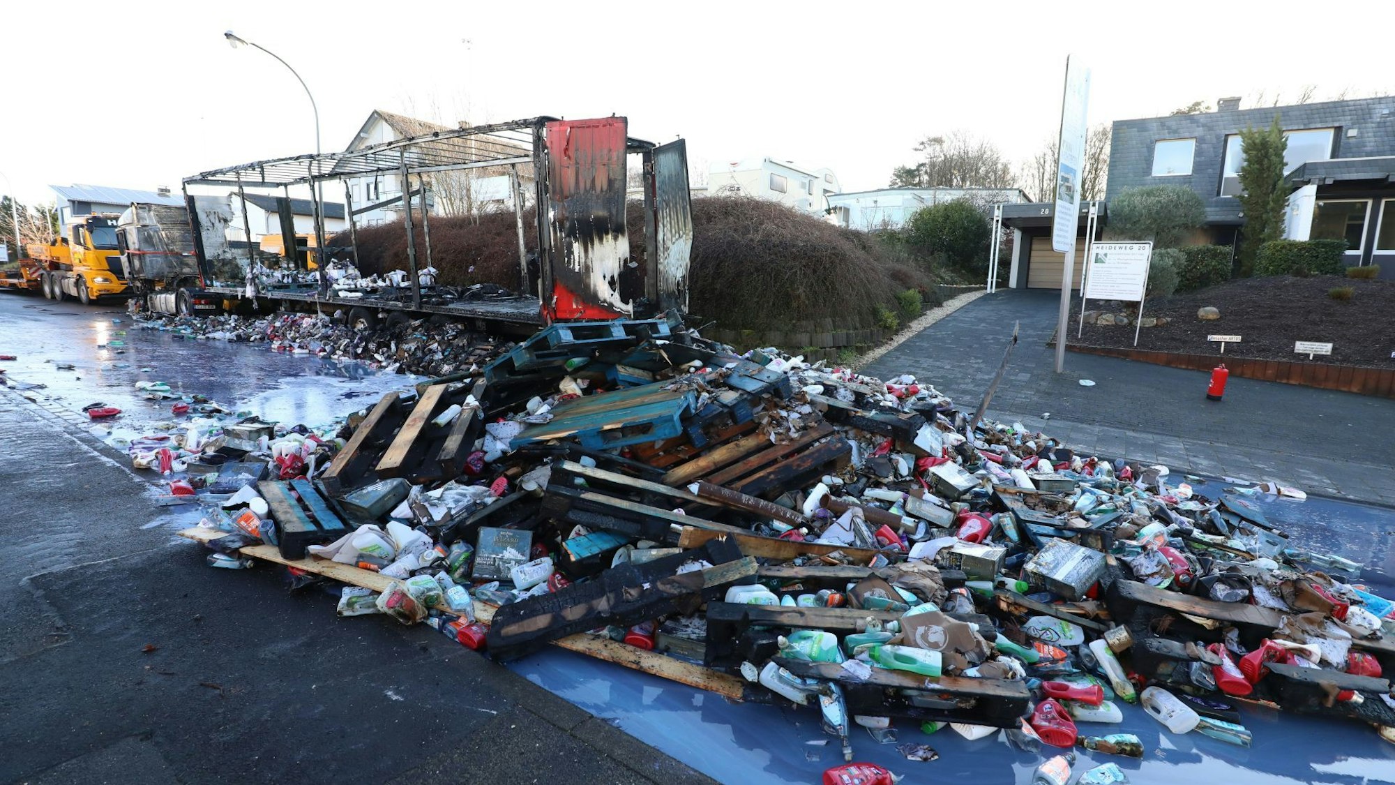 Die Ladung eines Lkw liegt auf der Straße.