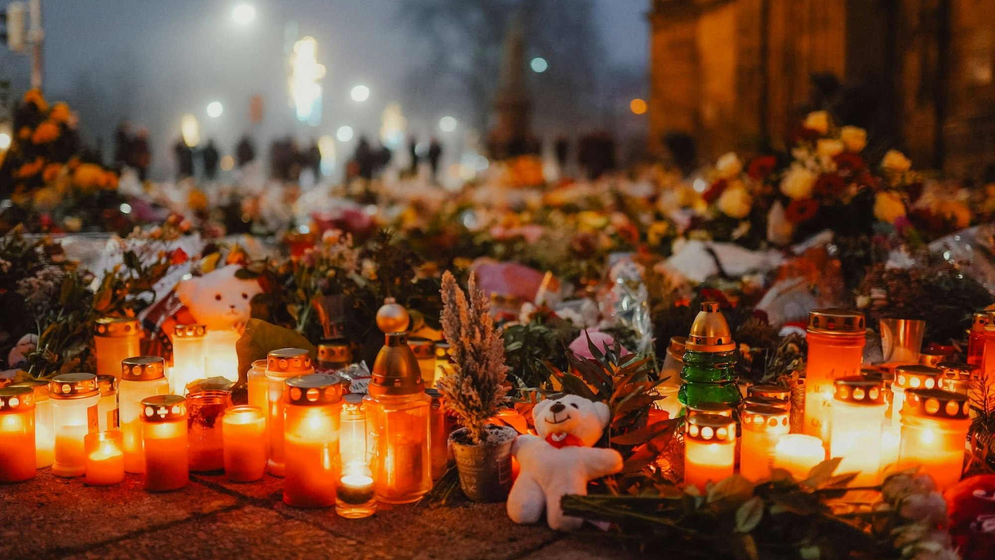 "Die Bilder kriegt man nie wieder aus dem Kopf": Ein Gedenkort in der Magdeburger Innenstadt erinnert kurz nach dem Anschlag an die Opfer. . /-Pressefoto/Lars Neumann