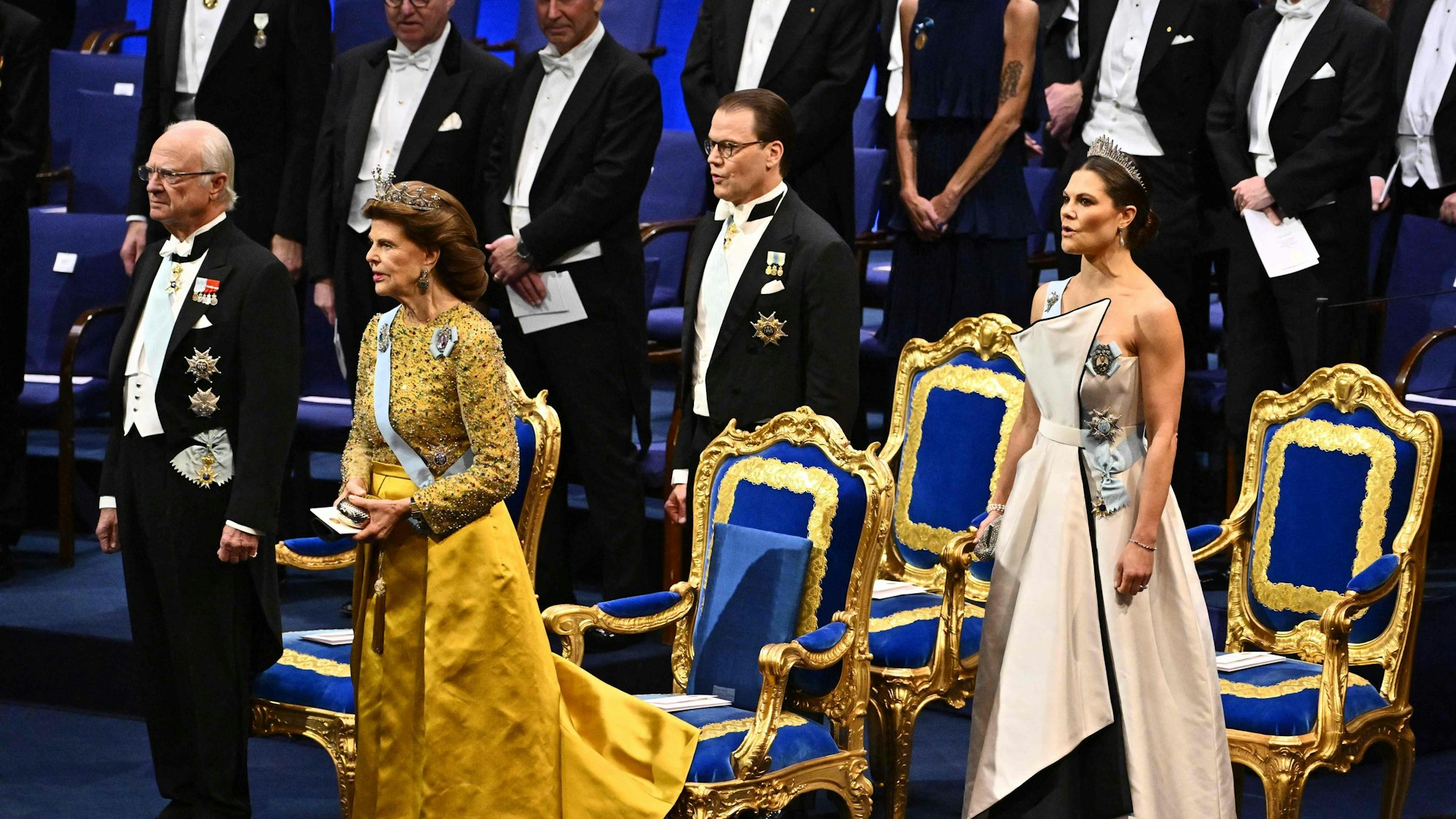 (v. l. n. r.) Kronprinzessin Victoria, Königin Silvia, Prinz Daniel und König Carl Gustaf bei der Nobelpreisverleihung am 10. Dezember 2025 in der Konzerthalle in Stockholm.