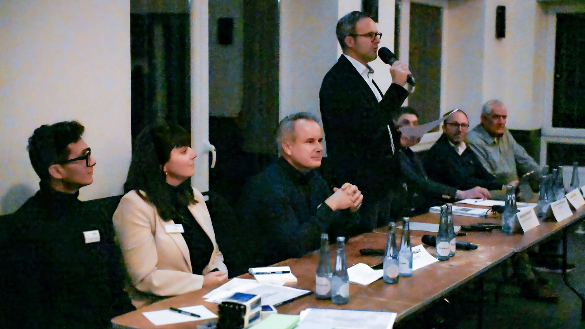 Das Plenum der Veranstaltung, am Mikrofon ist Wolfgang Honecker.