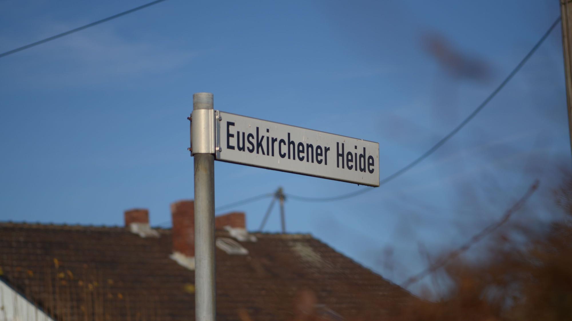 Das Bild zeigt ein Straßenschild mit der Aufschrift „Euskirchener Heide“.