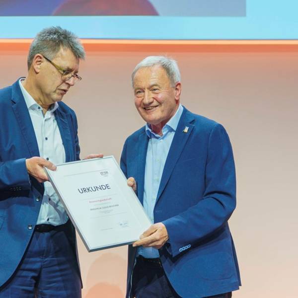 Der Deutsche Olympische Sporrtbund hat Friedhelm Julius Beucher aus Bergneustadt zum neuen Ehrenmitglied ernannt.
Hier: Beucher (r.) mit DOSB-Präsident Thomas Weikert