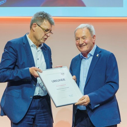 Der Deutsche Olympische Sporrtbund hat Friedhelm Julius Beucher aus Bergneustadt zum neuen Ehrenmitglied ernannt.
Hier: Beucher (r.) mit DOSB-Präsident Thomas Weikert