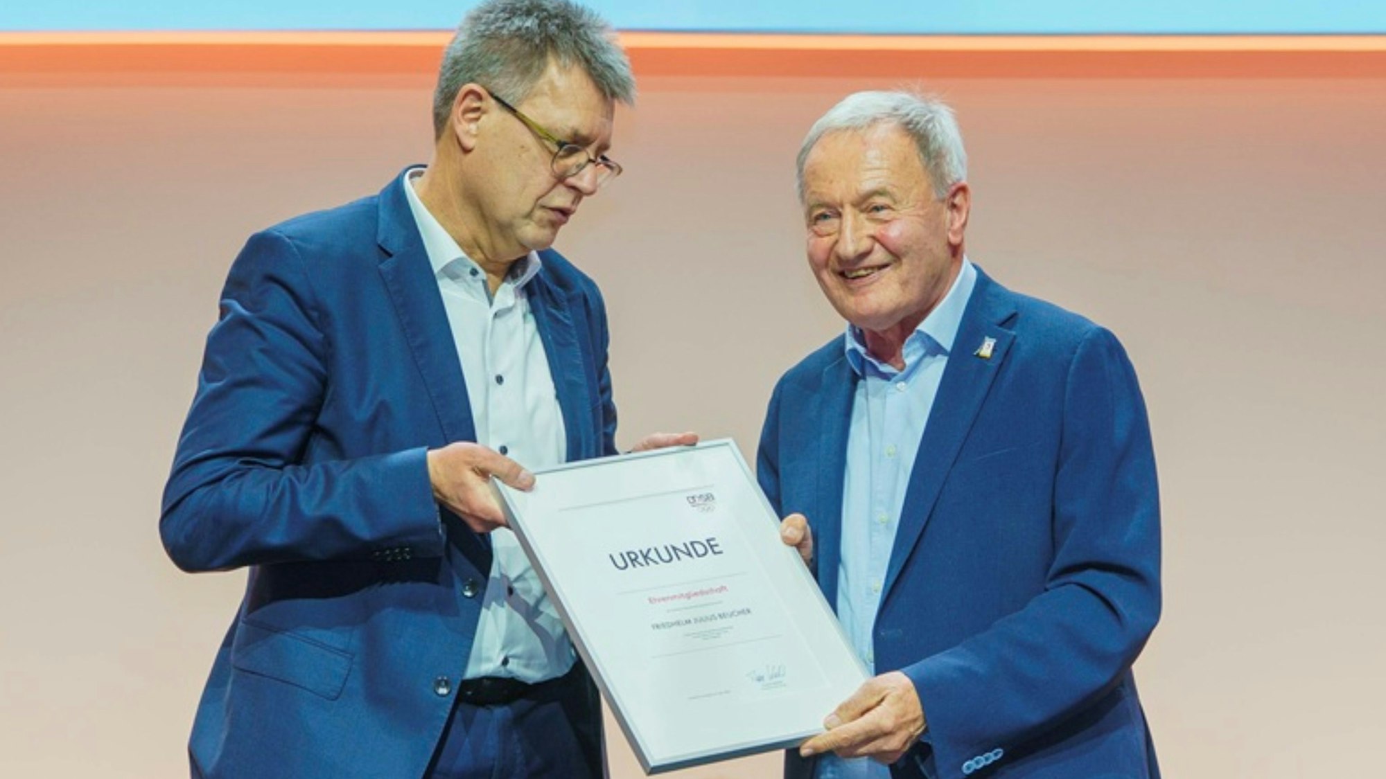 Der Deutsche Olympische Sporrtbund hat Friedhelm Julius Beucher aus Bergneustadt zum neuen Ehrenmitglied ernannt.
Hier: Beucher (r.) mit DOSB-Präsident Thomas Weikert