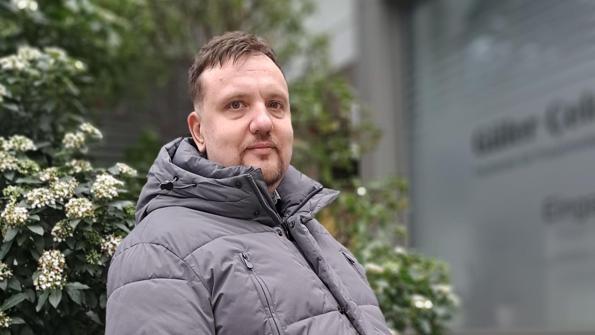 Musiker Damian Reron posiert für ein Foto.