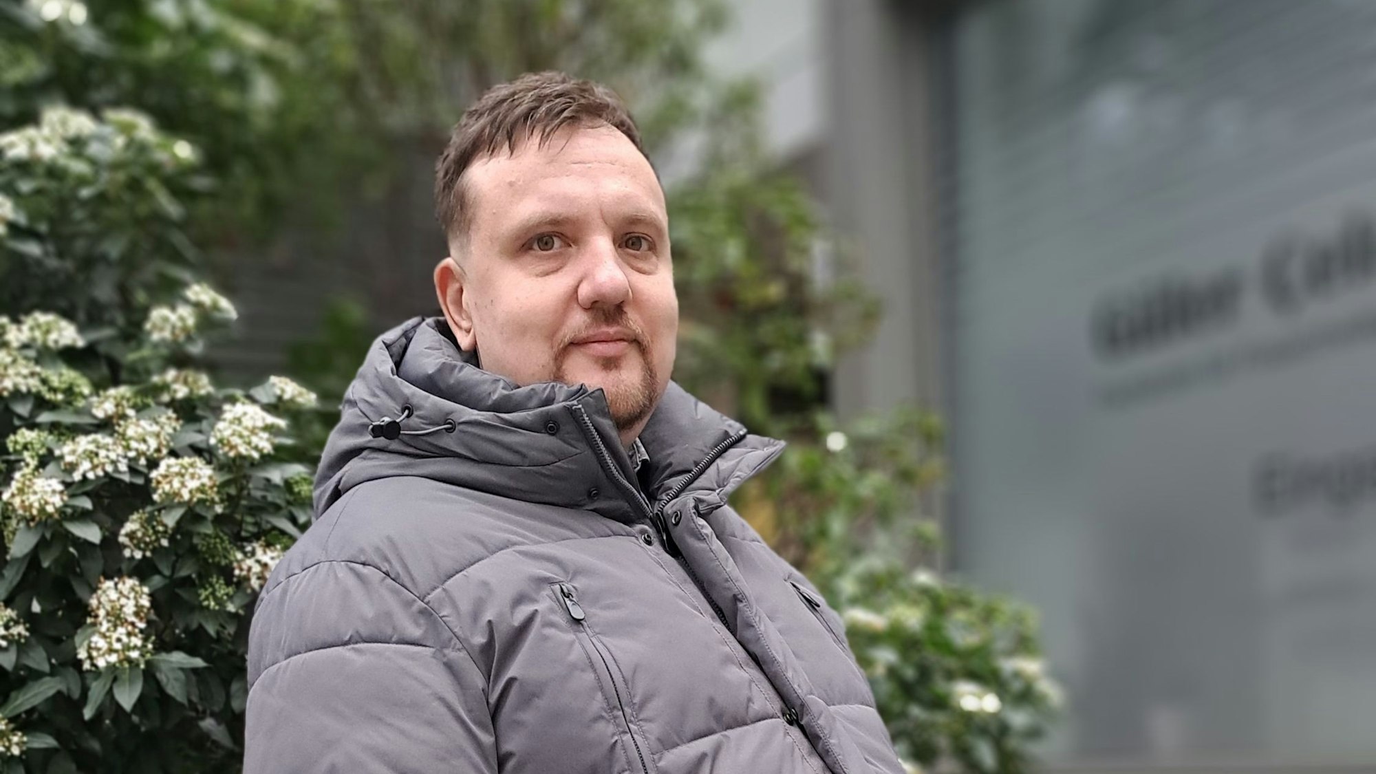 Musiker Damian Reron posiert für ein Foto.