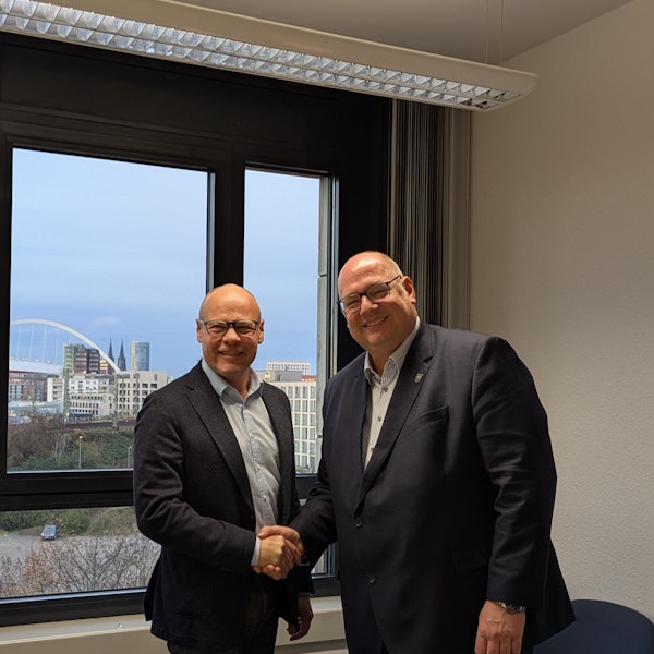 Zwei Männer schütteln Hände