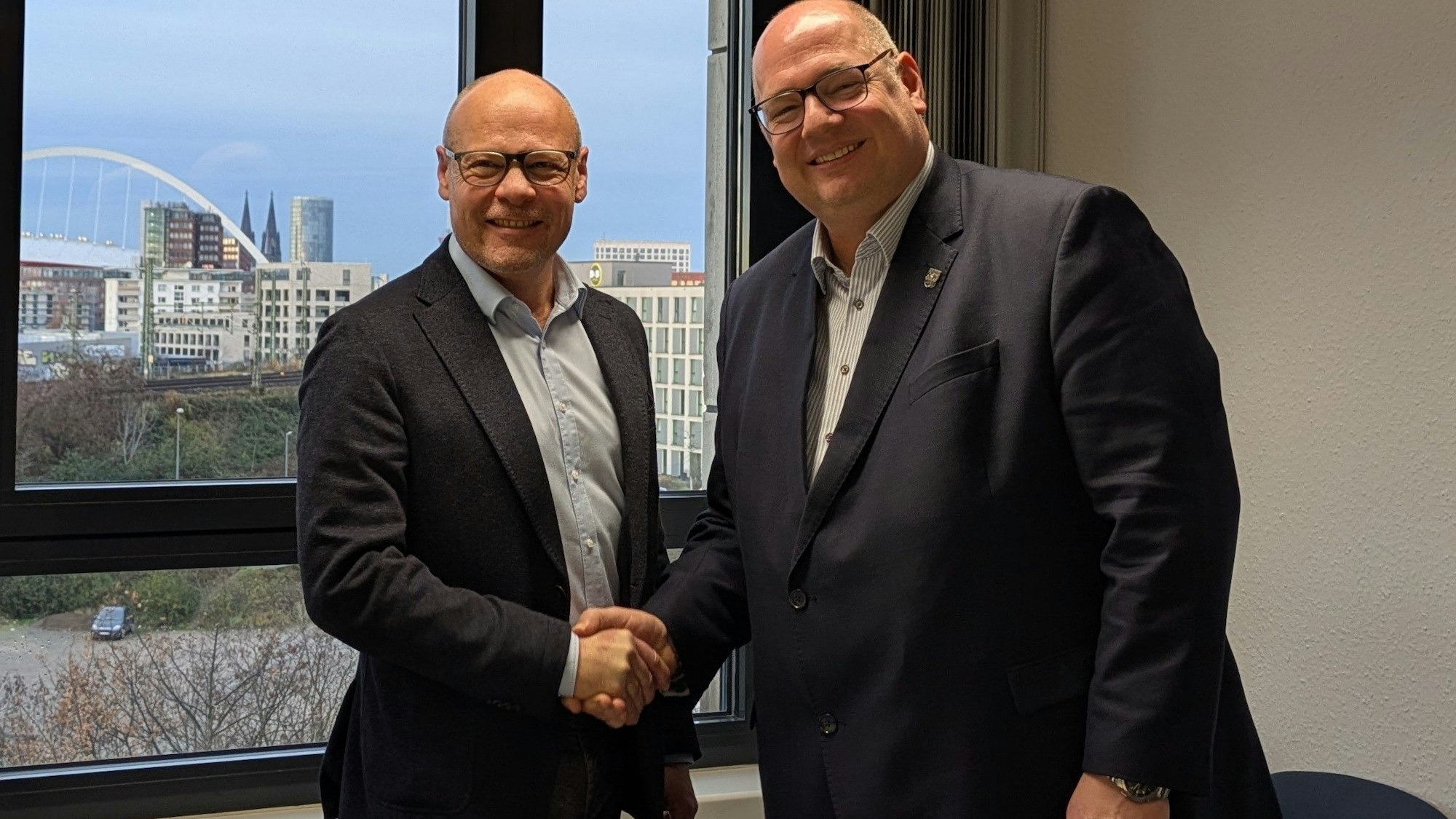 Zwei Männer schütteln Hände