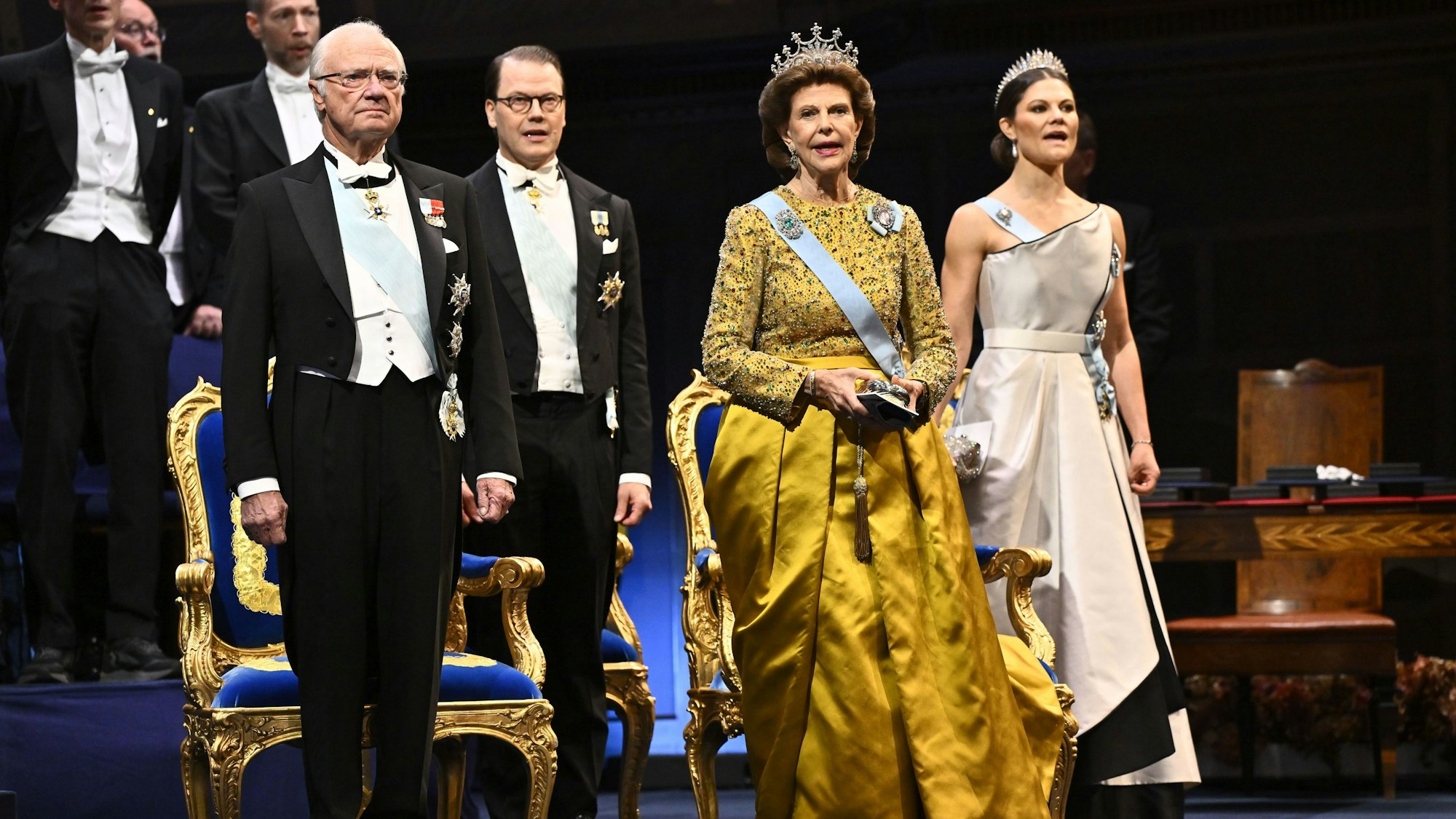 Schwedens König Carl Gustaf, Prinz Daniel, Königin Silvia und Kronprinzessin Victoria nehmen an der Nobelpreisverleihung in der Stockholmer Konzerthalle teil.