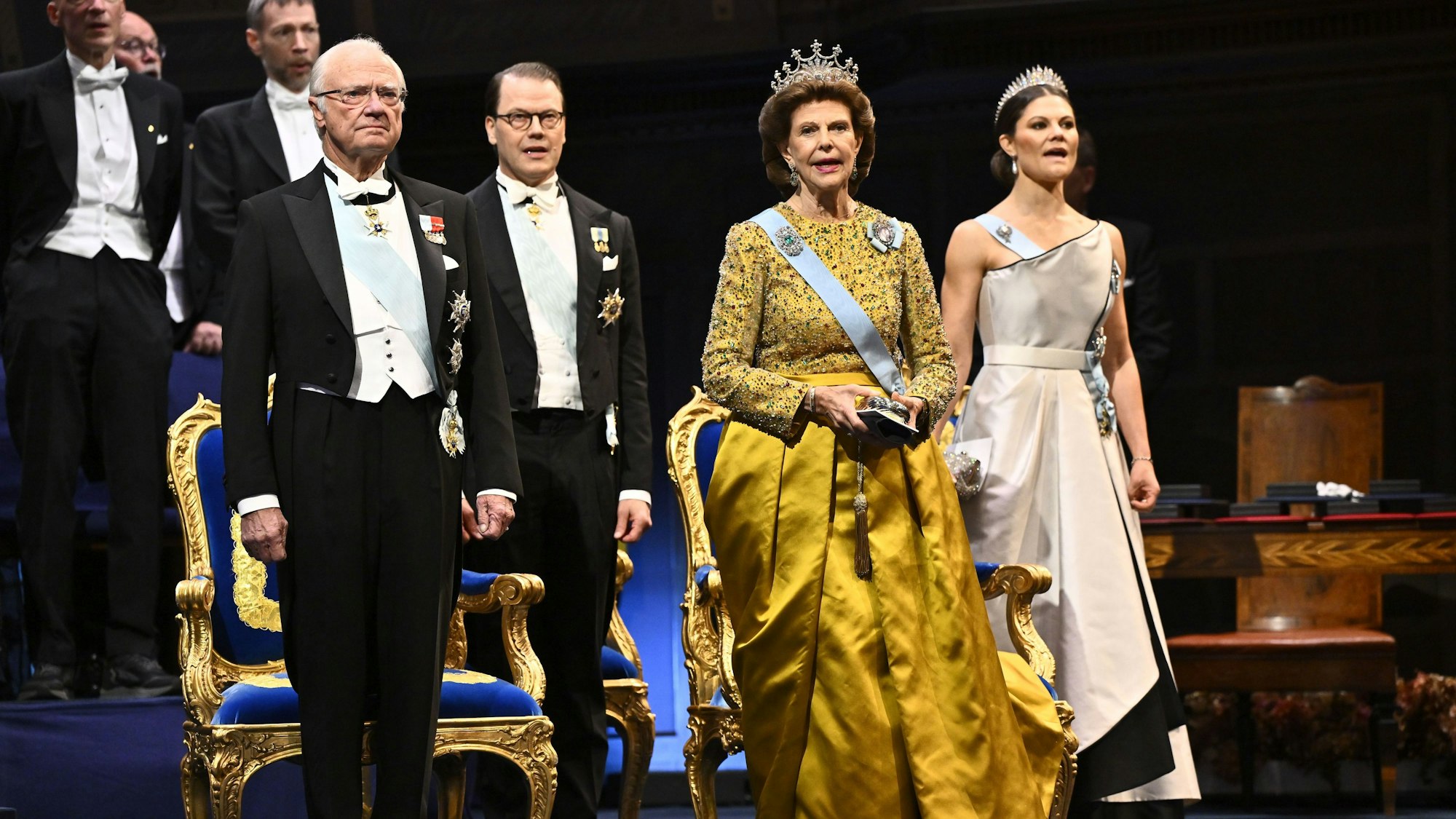 Schwedens König Carl Gustaf (l-r), Prinz Daniel, Königin Silvia und Kronprinzessin Victoria nehmen an der Nobelpreis-Verleihung in der Stockholmer Konzerthalle teil.