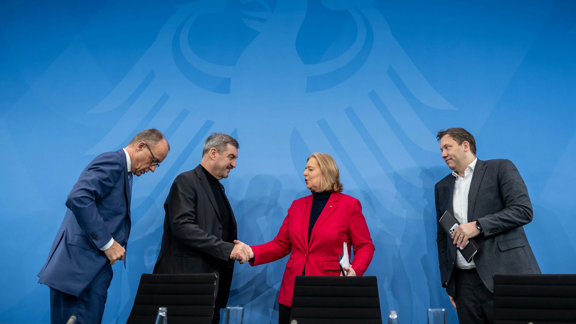 Bundeskanzler Friedrich Merz (l., CDU), Lars Klingbeil (r., SPD), Bundesminister der Finanzen, Bärbel Bas (SPD), Bundesministerin für Arbeit und Soziales, und Markus Söder (CSU), Ministerpräsident von Bayern und CSU-Vorsitzender, bei einer Pressekonferenz. (Archivbild)