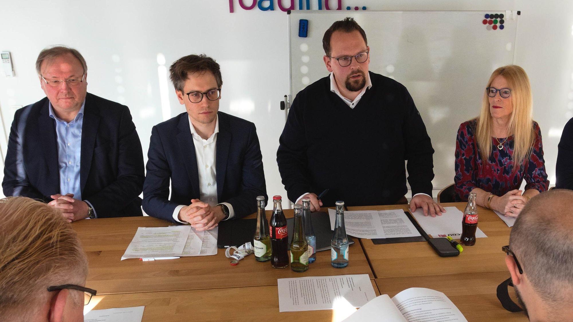 von links nach rechts zu sehen sind Thorsten Konzelmann, Sven Lichtmann - beide SPD) - Thomas Jüngst und Birgit Hillrichs - beide CDU-