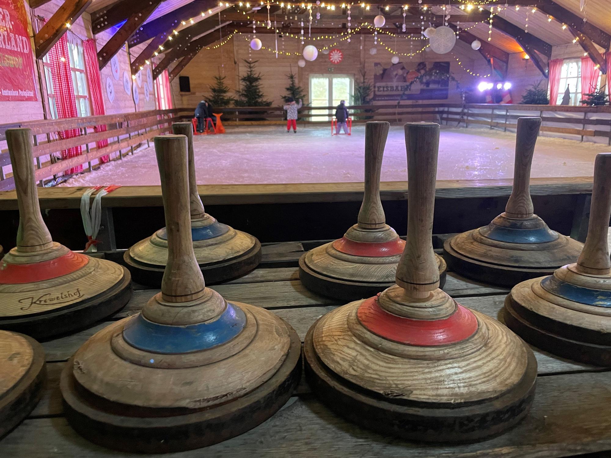Auf dem Krewelshof in Obergartzem gibt es eine Eisbahn. Hier stehen Eisstöcke bereit und auch Schlittschuhe. (Archivbild)