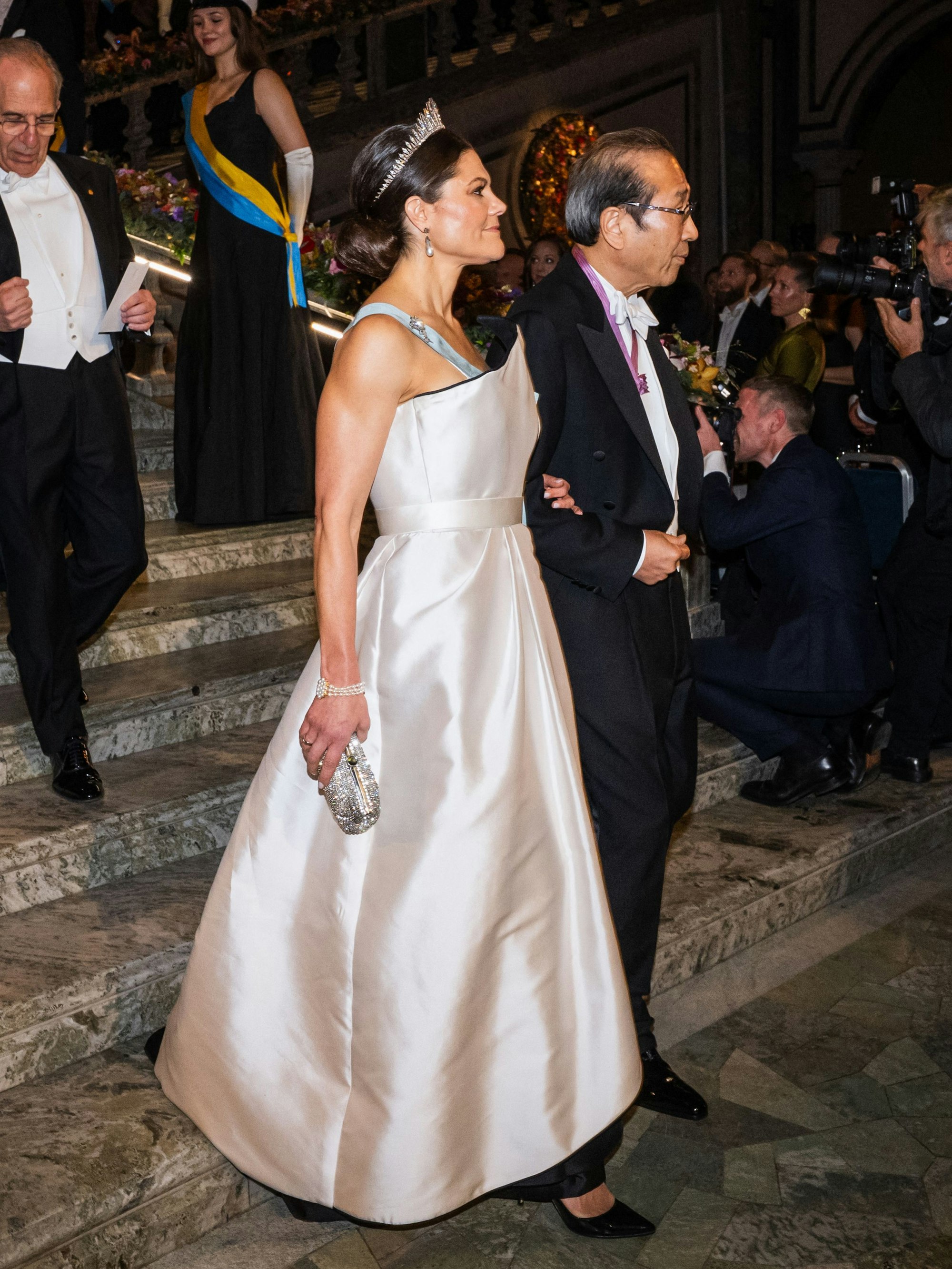 Kronprinzessin Victoria von Schweden (l) und der japanische Chemie-Nobelpreisträger 2025, Susumu Kitagawa, treffen zum Nobelbankett ein.