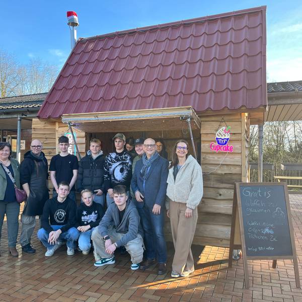 Im Wahlpflichtfach Technik entwickelten, planten und bauten Schülerinnen und Schüler eine Hütte, aus der heraus verkauft werden kann.