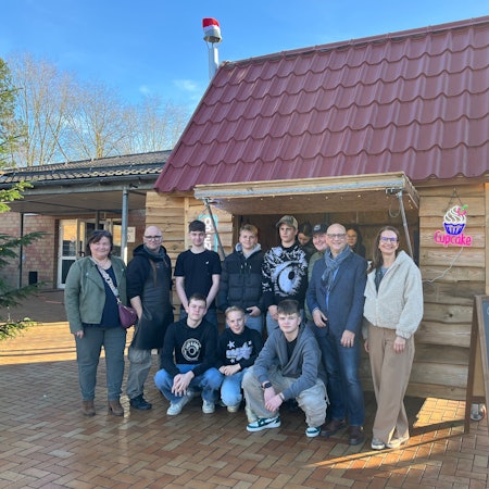 Im Wahlpflichtfach Technik entwickelten, planten und bauten Schülerinnen und Schüler eine Hütte, aus der heraus verkauft werden kann.