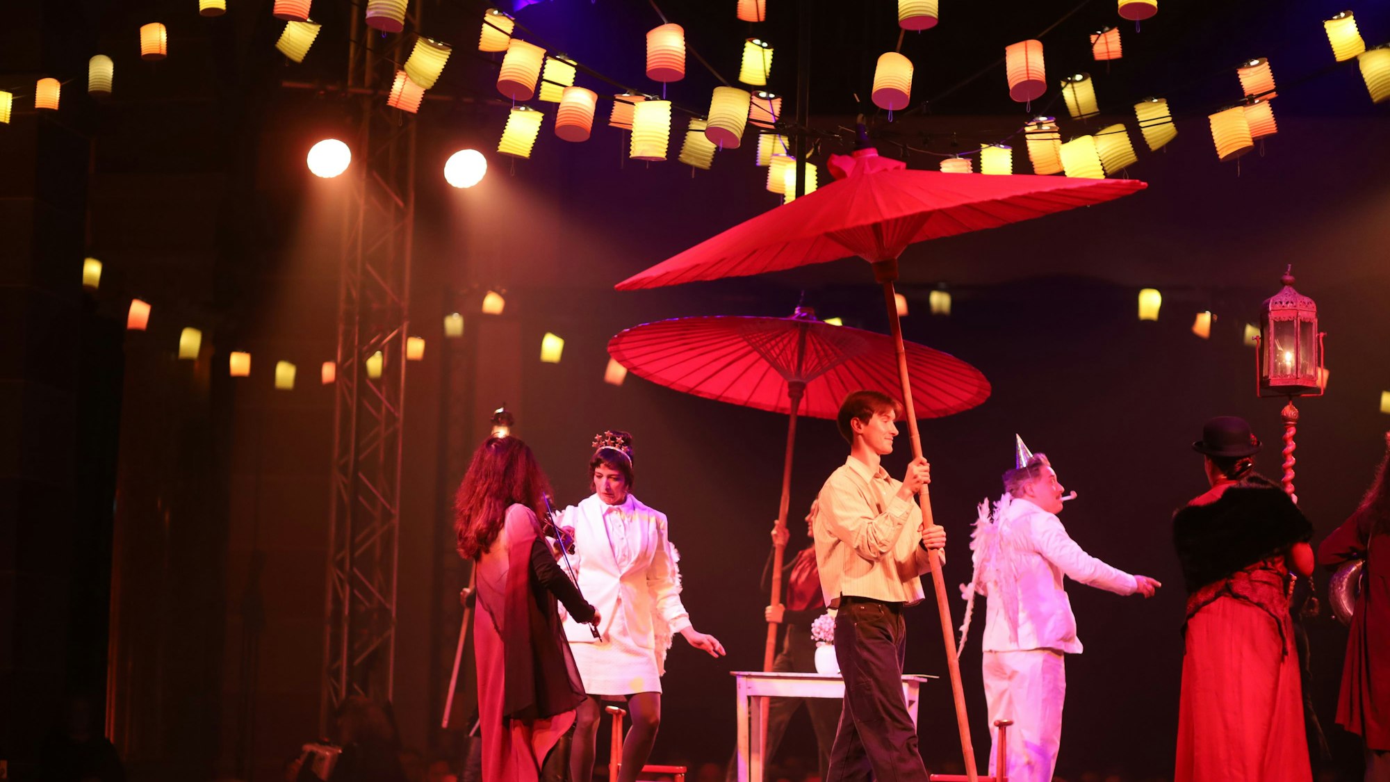 Das Bild zeigt die Lichtshow in der Sankt-Michael-Kirche.