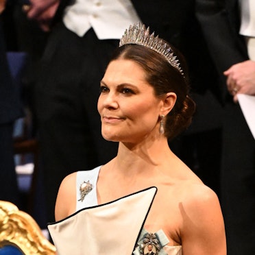 Kronprinzessin Victoria schaut festlich in die Ferne.