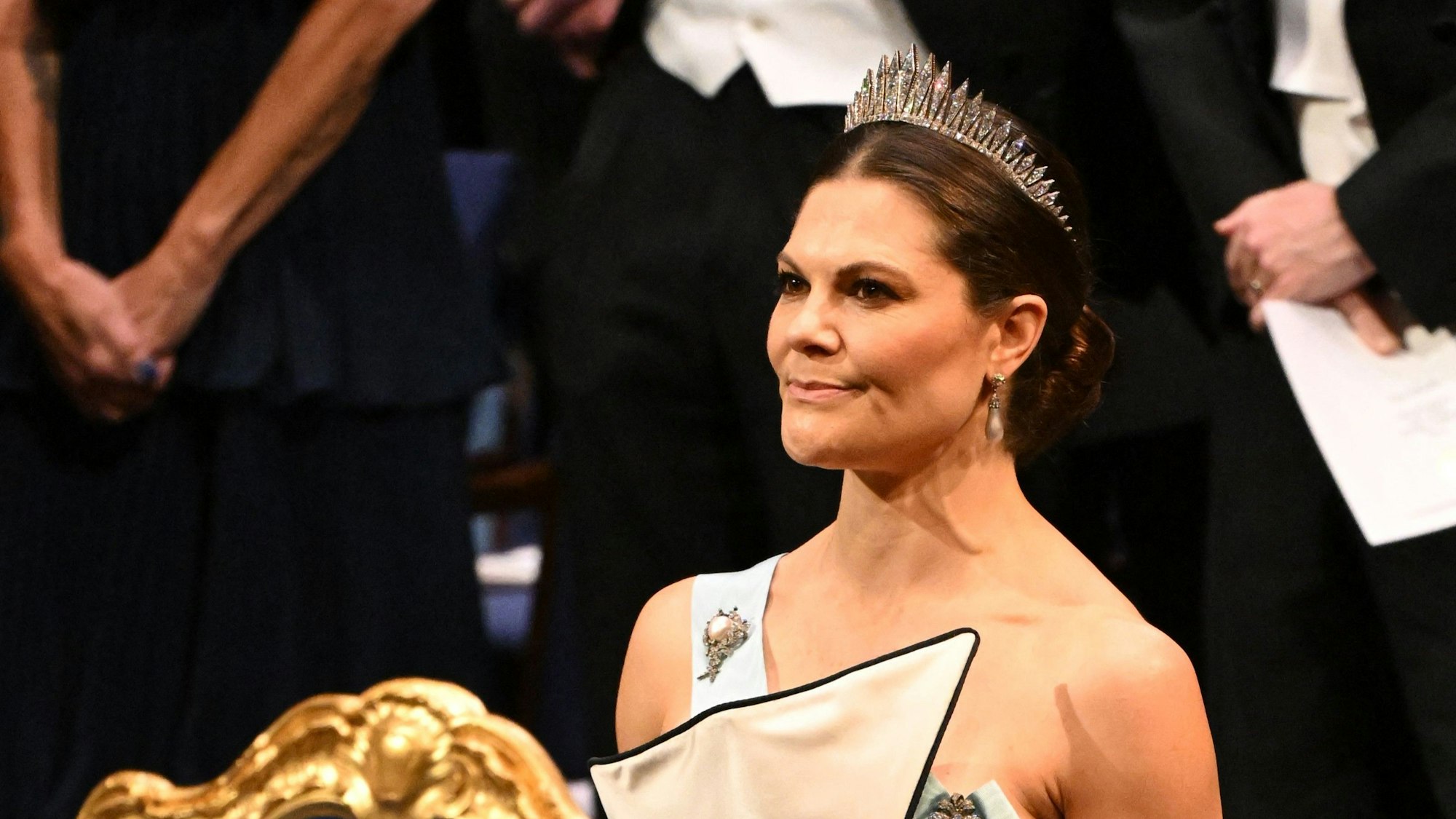 Kronprinzessin Victoria schaut festlich in die Ferne.