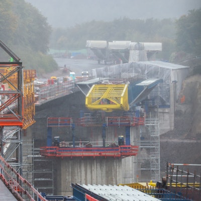 Aussicht auf die Baustelle der neuen Rahmede-Talbrücke, aufgenommen von einer Aussichtsplattform im Oktober 2025.
