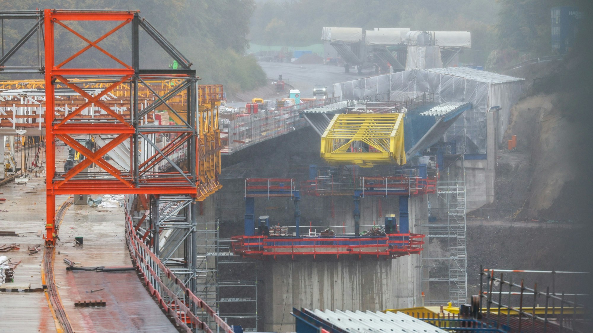 Aussicht auf die Baustelle der neuen Rahmede-Talbrücke, aufgenommen von einer Aussichtsplattform im Oktober 2025.