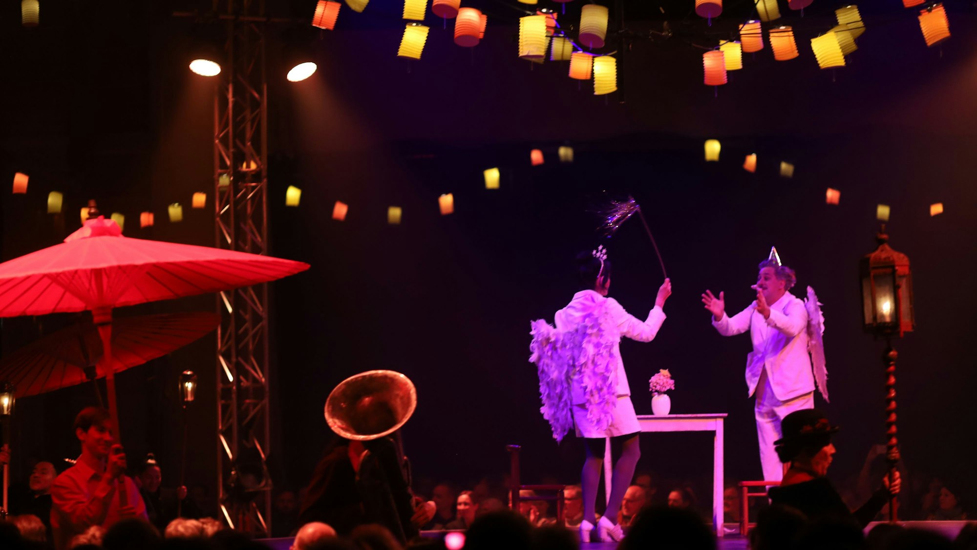 Das Bild zeigt die beiden Clowns Goos Meeuwsen und Helena Bittencourt.