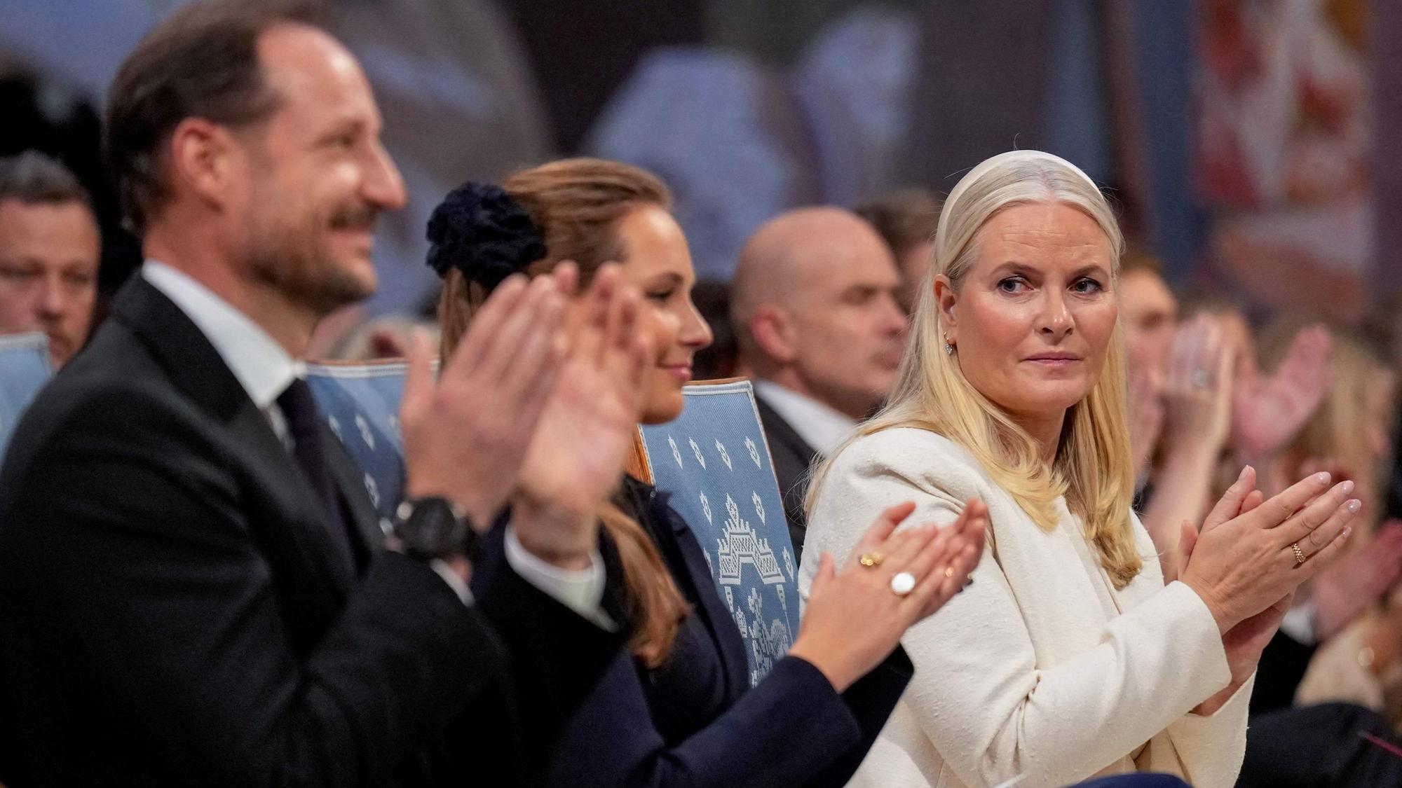 Norwegens Kronprinz Haakon, Kronprinzessin Mette-Marit und Prinzessin Ingrid Alexandra applaudieren bei der Verleihung des Friedensnobelpreises 2025 im Rathaus von Oslo.
