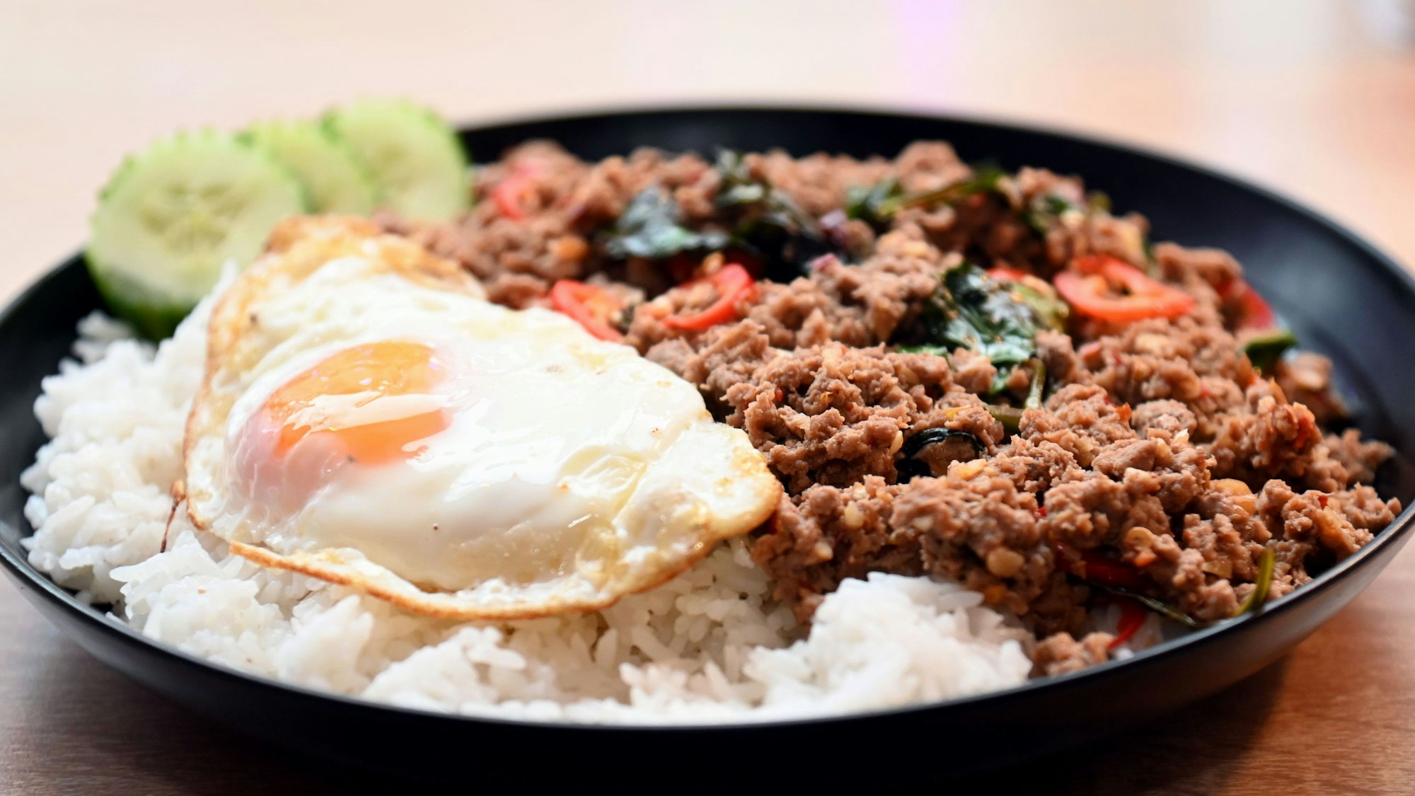 Tellergericht mit Hackfleisch, Reis und Spiegelei