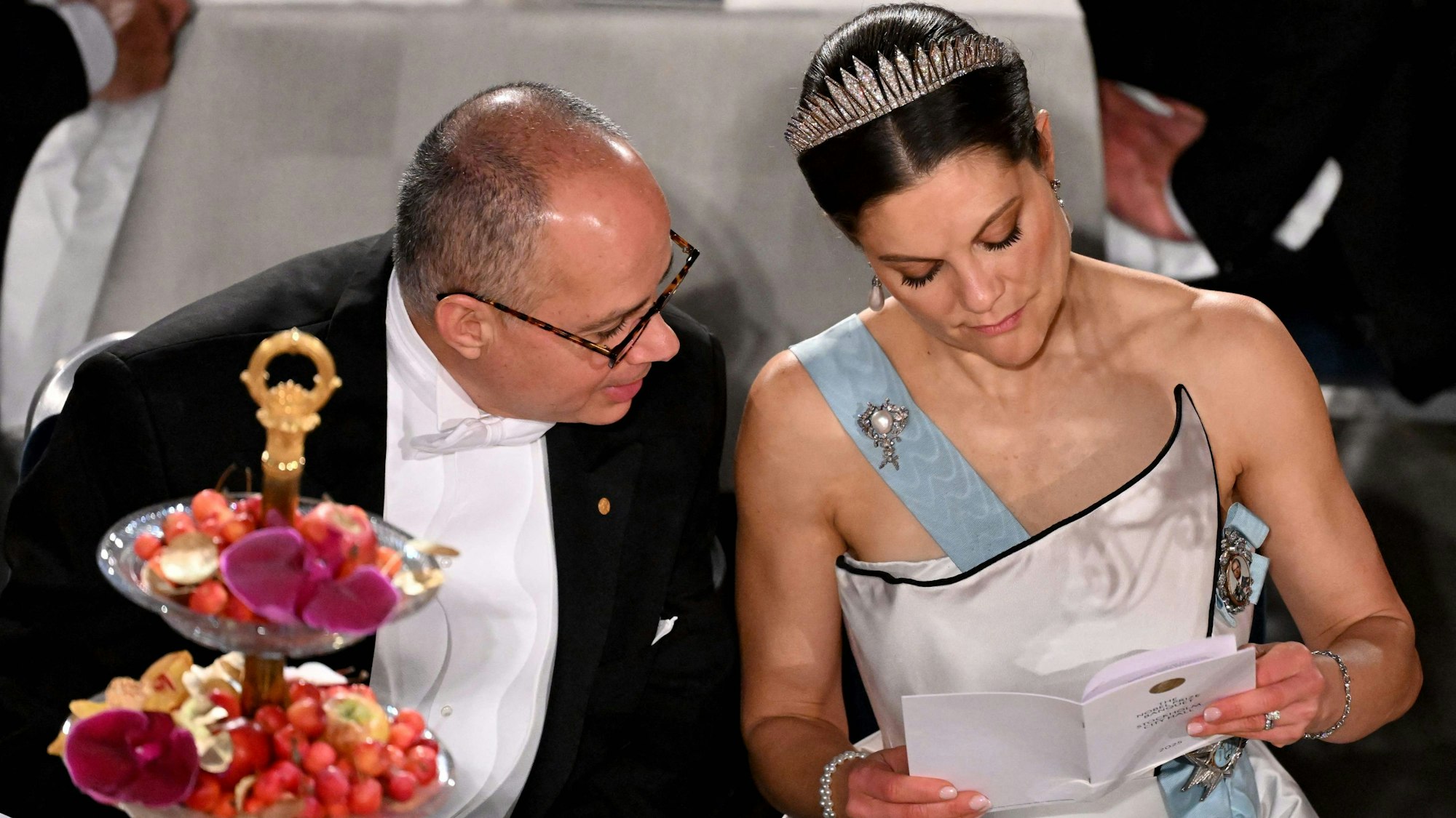 Kronprinzessin Victoria und der US-amerikanisch-jordanische Chemiker Omar M. Yaghi, Preisträger des Chemie-Nobelpreis 2025, unterhalten sich.