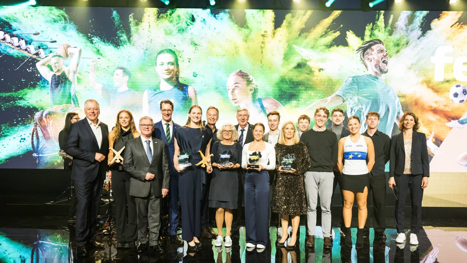 Ein Bild der Preisträger:innen des felix award 2025 auf der Bühne bei der feierlichen Verleihung in Düsseldorf.